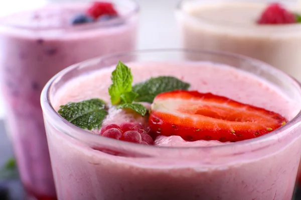 Milkshake con fragola, primo piano — Foto Stock