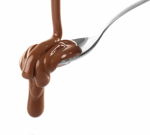 Erimiş sütlü kahverengi çikolata üzerinde beyaz izole bir kaşık, dökme — Stok fotoğraf
