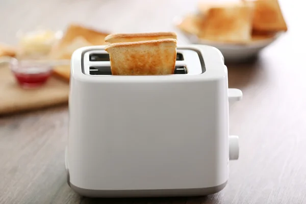 Пара грубих тостів у тості на столі, крупним планом — стокове фото