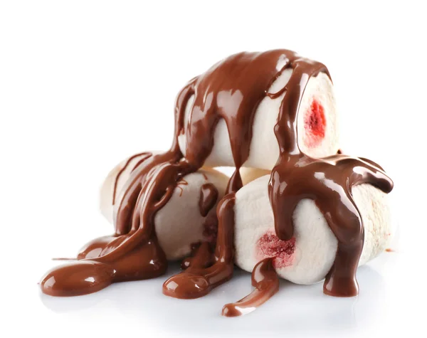 Hällde på marshmallow isolerad på vit choklad — Stockfoto