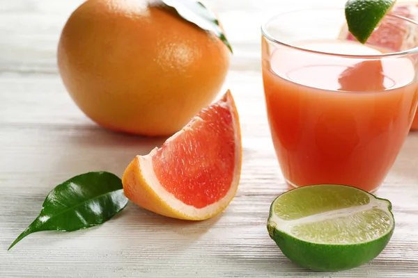 杯柑橘类果汁和新鲜水果轻木背景 — 图库照片