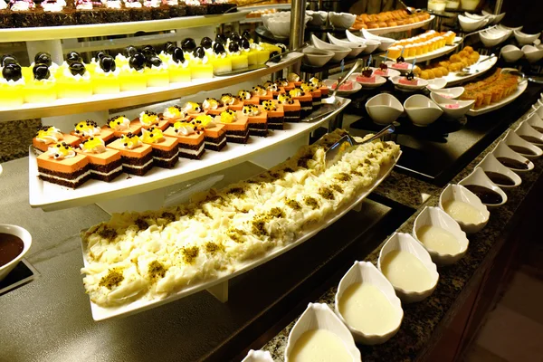 Verschiedene Desserttorten zum Verkauf im Laden — Stockfoto