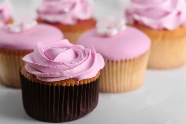 Smakelijke cupcakes op stand, close-up — Stockfoto
