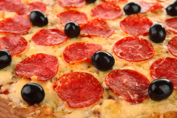 Pepperoni pizza met olijven, close-up — Stockfoto