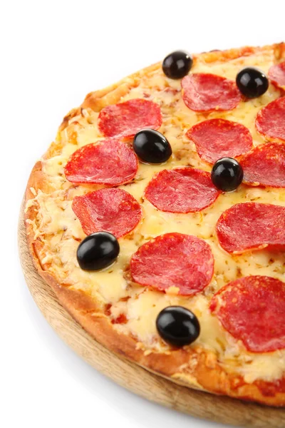 Pizza de pepperoni con aceitunas, aislada sobre blanco — Foto de Stock