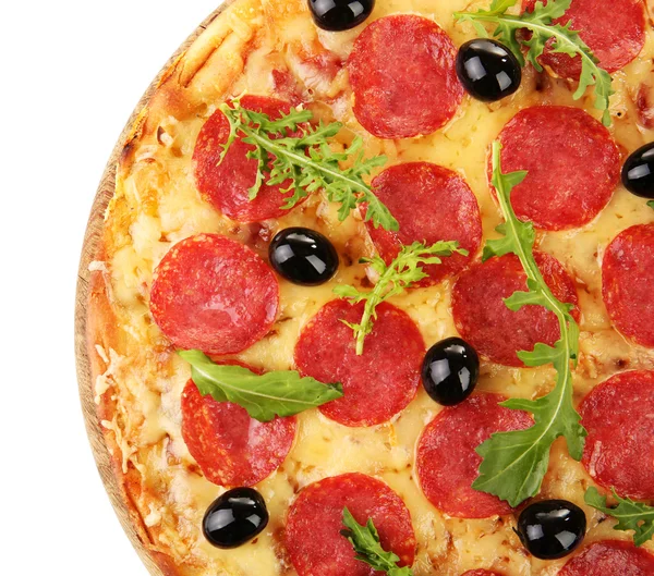 Pizza pepperoni aux olives et roquette, isolée sur blanc — Photo