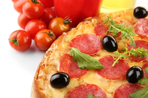 Pizza salame piccante con verdure isolate su bianco — Foto Stock