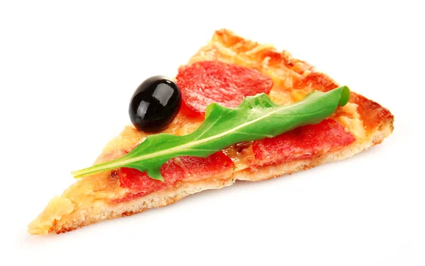 Fatia de pizza de pepperoni com azeitonas e arugula, isolada em branco — Fotografia de Stock