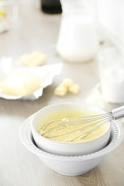 Koken boterachtige crème op keuken — Stockfoto