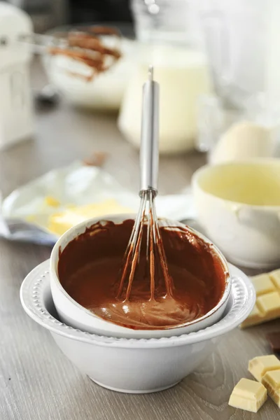 Cocinar crema de chocolate en la cocina —  Fotos de Stock