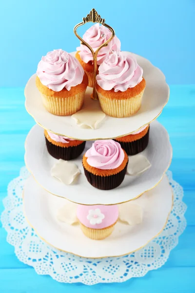 Chutné koláčky na stojanu, na barvu pozadí — Stock fotografie