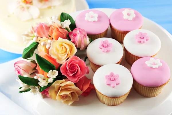 Smakelijke cupcake op stand, close-up — Stockfoto