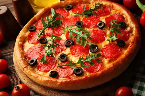 Pizza saborosa com salame na mesa de madeira decorada — Fotografia de Stock