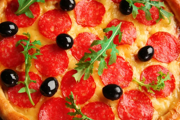 Ízletes pizza, szalámi háttérrel, közelről — Stock Fotó