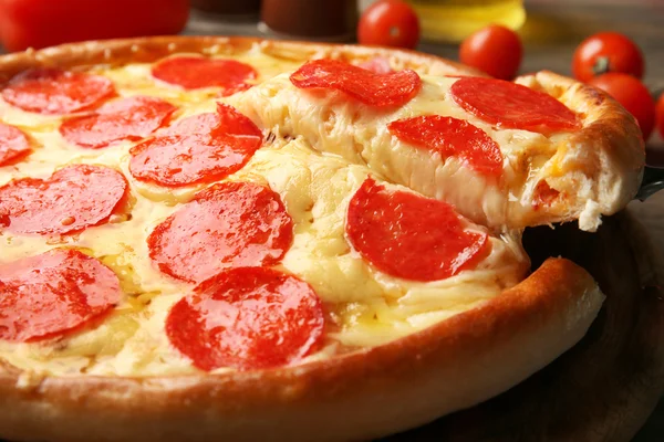 Pizza caliente sabrosa con salami, de cerca —  Fotos de Stock