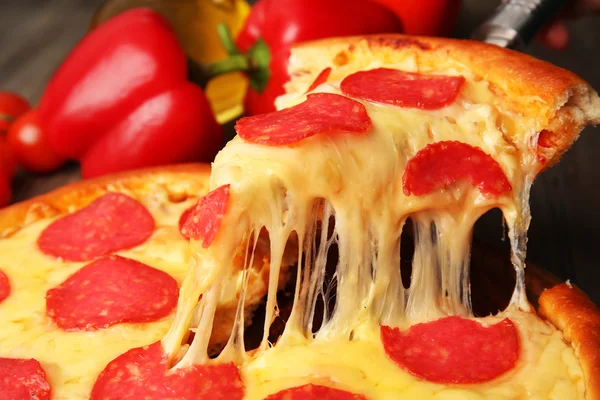 Horká chutná pizza se salámem, zblízka — Stock fotografie