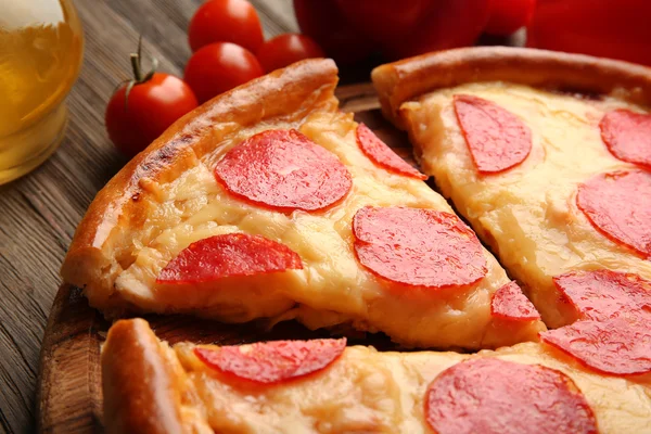 Hot dobrá pizza se salámem na dřevěné pozadí, zblízka — Stock fotografie