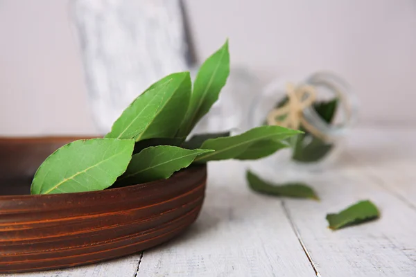 Fresh bay leaves in bowl — Stock Photo, Image