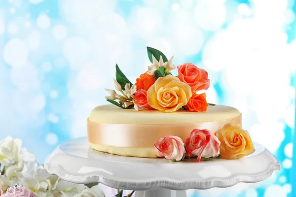 Kuchen mit Zuckerpaste Blüten, auf hellem Hintergrund — Stockfoto