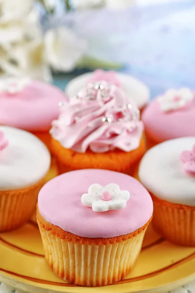 God cupcakes på plattan, färg trä bakgrund — Stockfoto