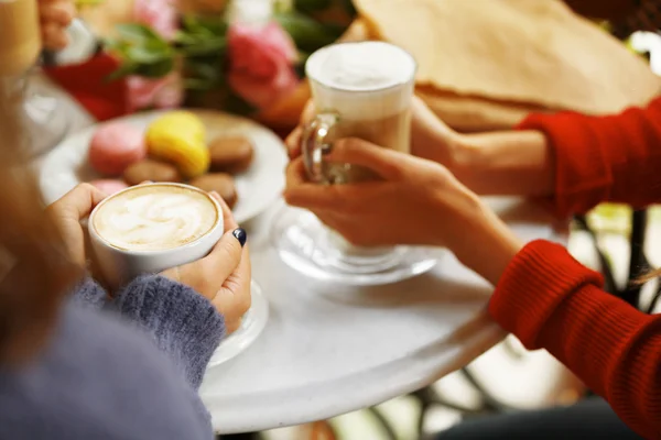 Des femmes se réunissent au café et boivent du latte — Photo
