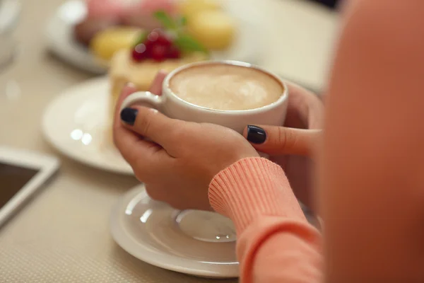 Des femmes se réunissent dans un café et prennent des photos de nourriture — Photo