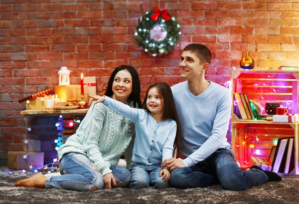 Famiglia felice nella stanza decorata di Natale — Foto Stock