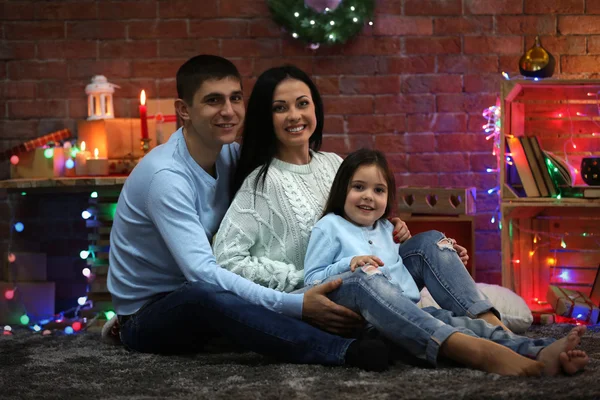Boldog család a díszített karácsonyi szobában — Stock Fotó