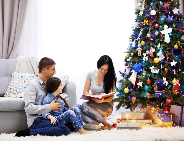 クリスマスの装飾が施された部屋で贈り物と幸せな家庭 — ストック写真