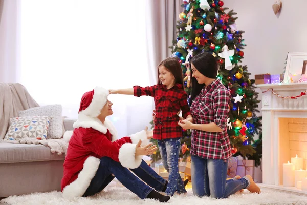 Famiglia felice divertirsi nella stanza decorata di Natale — Foto Stock