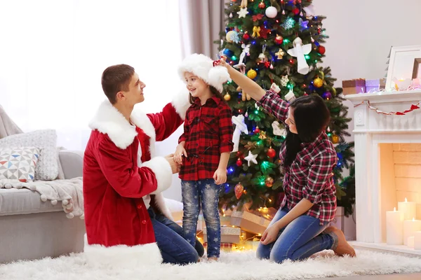 幸せな家族は、クリスマスの装飾の部屋で楽しい時を過す — ストック写真