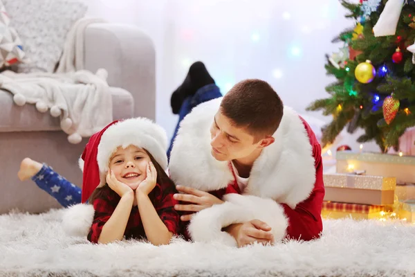 Feliz padre e hija en el suelo en la habitación de Navidad decorada — Foto de Stock