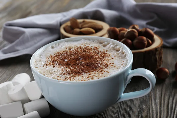 Чашка гарячого какао з зефіром на дерев'яному фоні, крупним планом — стокове фото