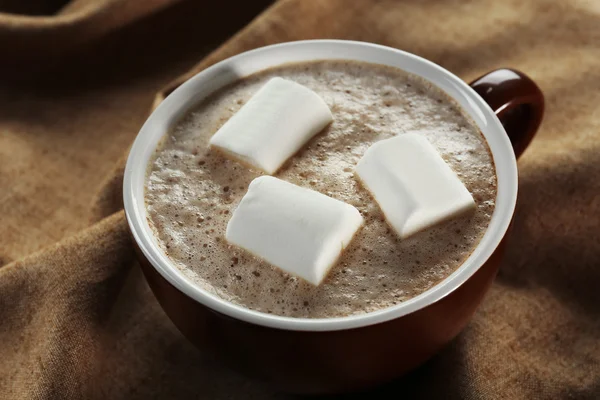 Secangkir coklat panas dengan marshmallow di serbet kapas, tutup — Stok Foto