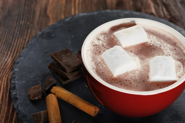 Hatmi, tarçın ve mavi peçete, sweets ile sıcak kakao fincan kadar yakın — Stok fotoğraf