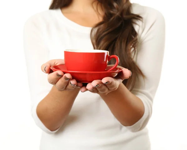 Femme tient tasse de café et assiette dans les mains isolées sur fond blanc, gros plan — Photo