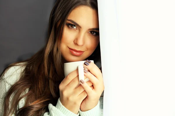 Retrato de mujer joven y bonita con taza de café, de cerca — Foto de Stock