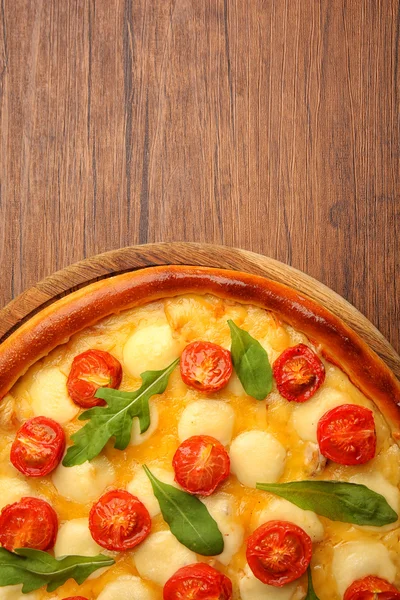 Pizza Margherita con rucola su fondo legno — Foto Stock