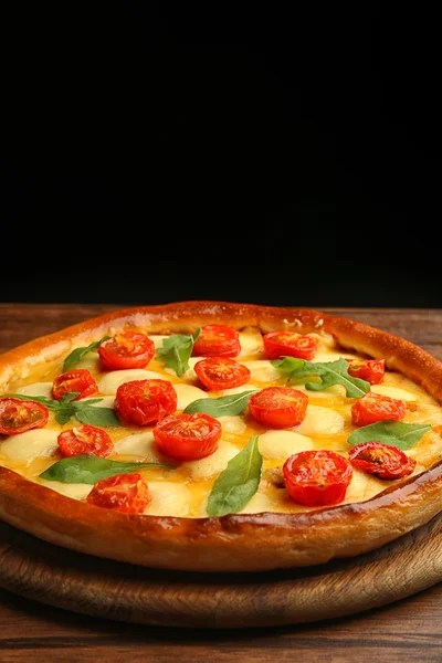 Pizza Margherita con rucola su sfondo scuro — Foto Stock