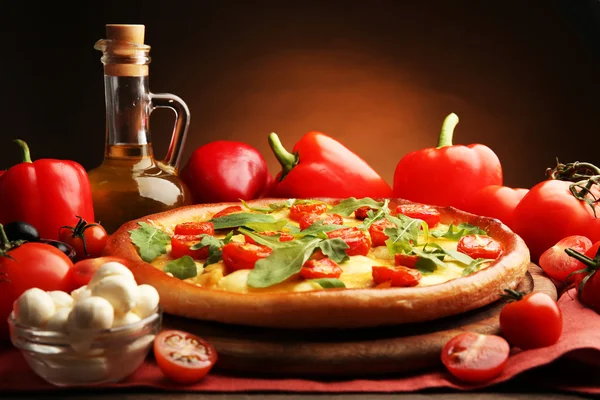 Pizza Margherita s rukolou, zeleninou a olej na dřevěný stůl — Stock fotografie