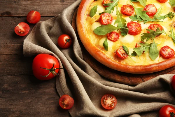 Pizza Margherita mit Rucola und Gemüse auf Holztisch — Stockfoto