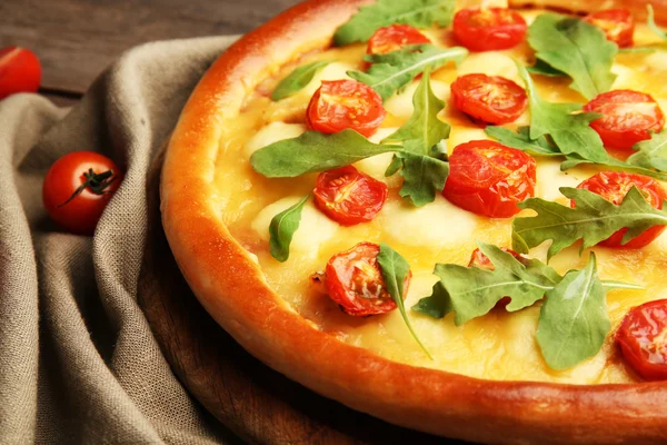 Pizza Margherita with arugula and vegetables, close-up — Stock Photo, Image