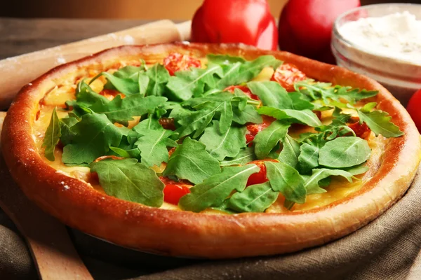 Pizza Margherita with arugula and kitchenware, close-up — Stock Photo, Image