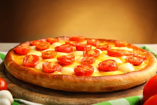 Pizza Margherita kahverengi zemin üzerine — Stok fotoğraf