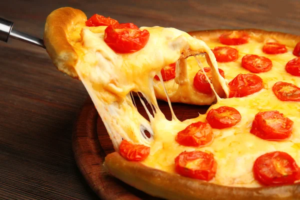 Pizza Margherita und entfernte Scheibe auf dem Tisch — Stockfoto