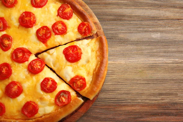 Pizza Margherita und entfernte Scheibe auf dem Tisch, Nahaufnahme — Stockfoto