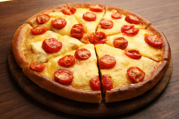 Chopped Margherita pizza, close-up — Stock Photo, Image