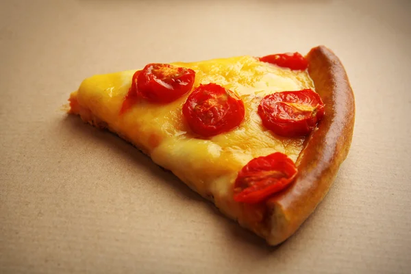 A karton, Margherita pizza szelet közelről — Stock Fotó