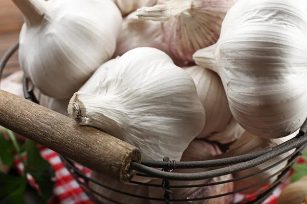 Frischer Knoblauch im Korb mit Petersilie und rotkarierter Baumwollserviette, Nahaufnahme — Stockfoto