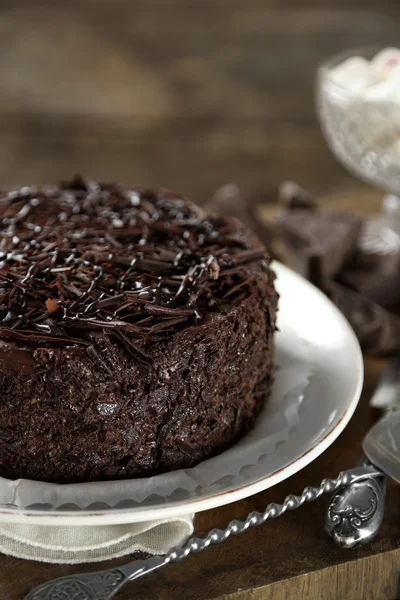 Leckere Schokoladenkuchen auf hölzernem Hintergrund — Stockfoto